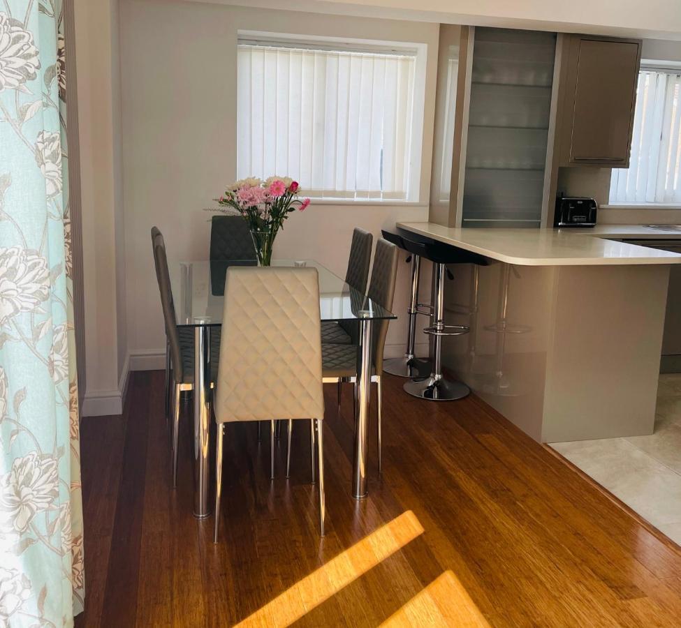 Sunny Corner, Padstow. Spacious 3 Bedrooms, 2.5 Bathrooms, Parking, Garden. Kültér fotó